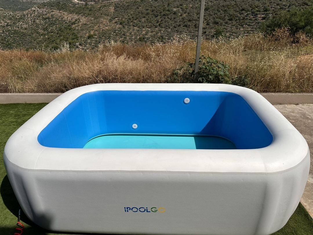 iPoolGo Inflatable Rectangular Hot Tub - Image 3