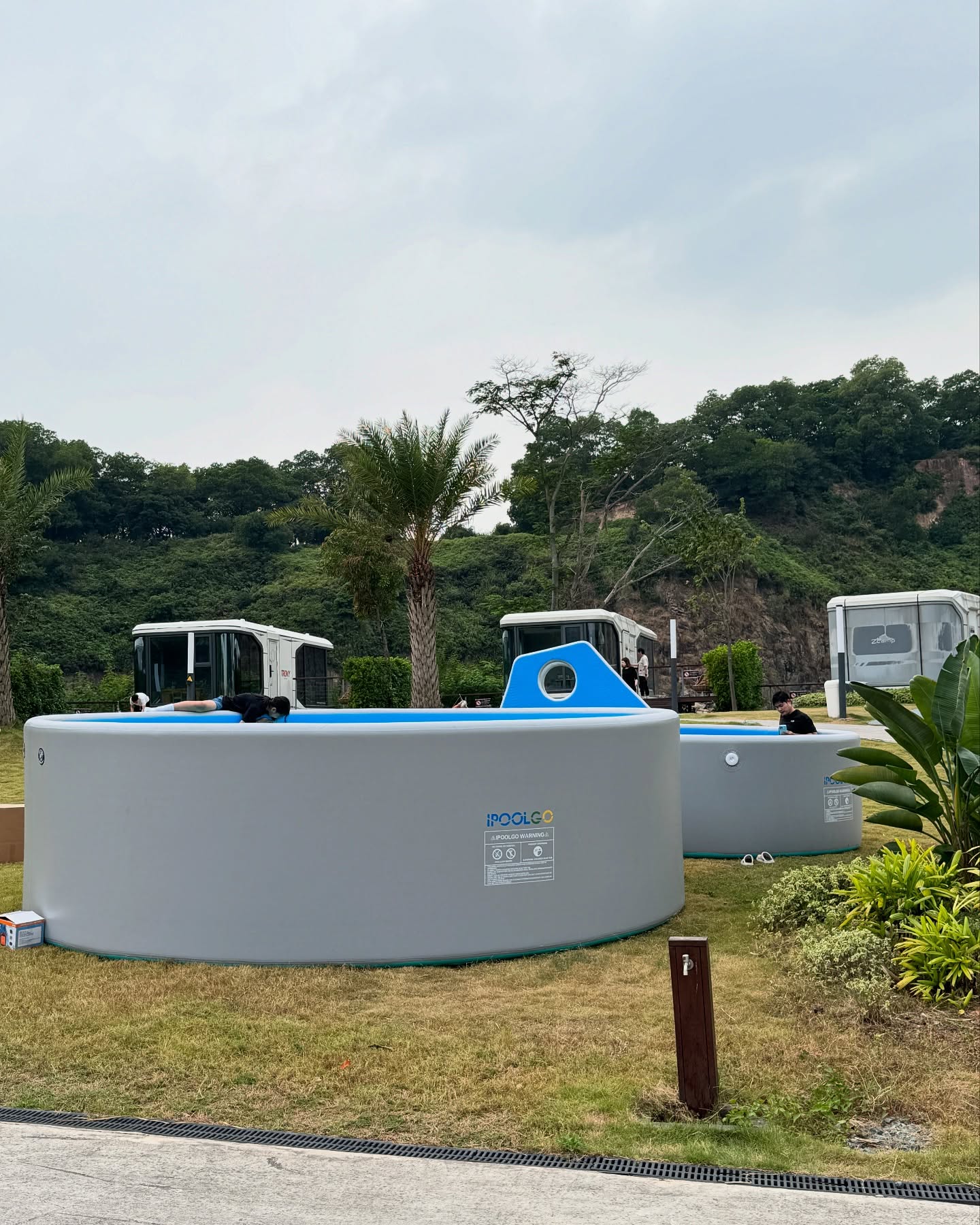 iPoolGo Inflatable Round Hot Tub - Image 2