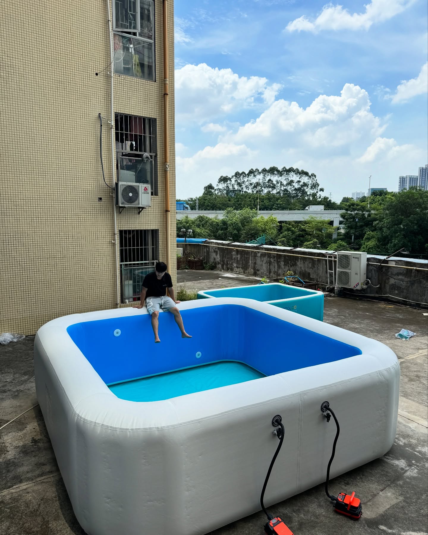 iPoolGo Inflatable Rectangular Hot Tub - Image 2